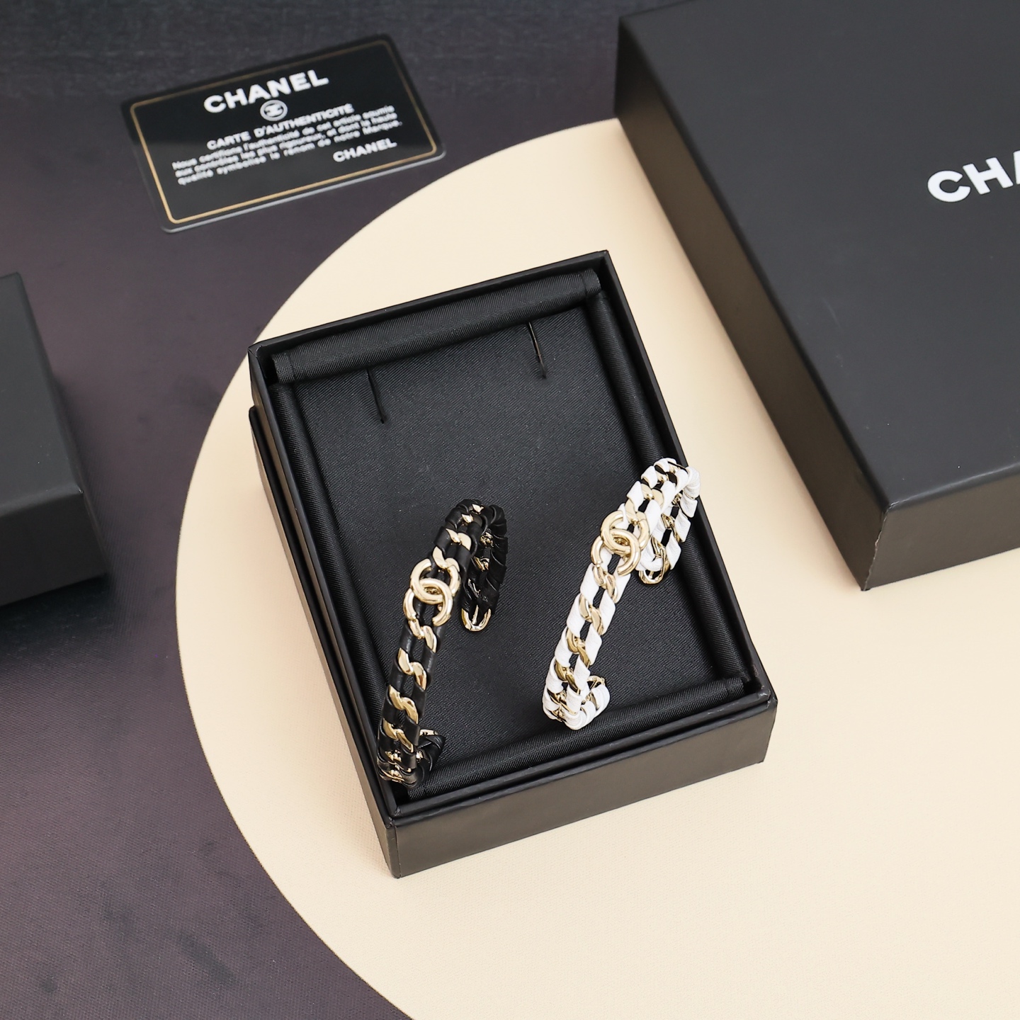  Chanel  羊皮手镯❤️链条跟小羊皮的碰撞，
不要太美腻🥰精致小物件必备 
一年四季都可配戴‼️
