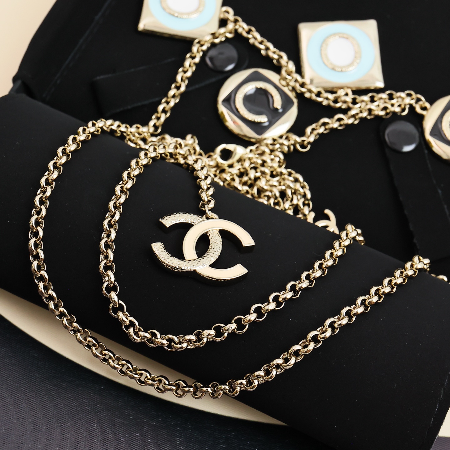  Chanel26早春多配件珐琅字母腰链
Chanel重工珐琅字母颈链太喜欢了😍😍
复古的感觉又来了，日