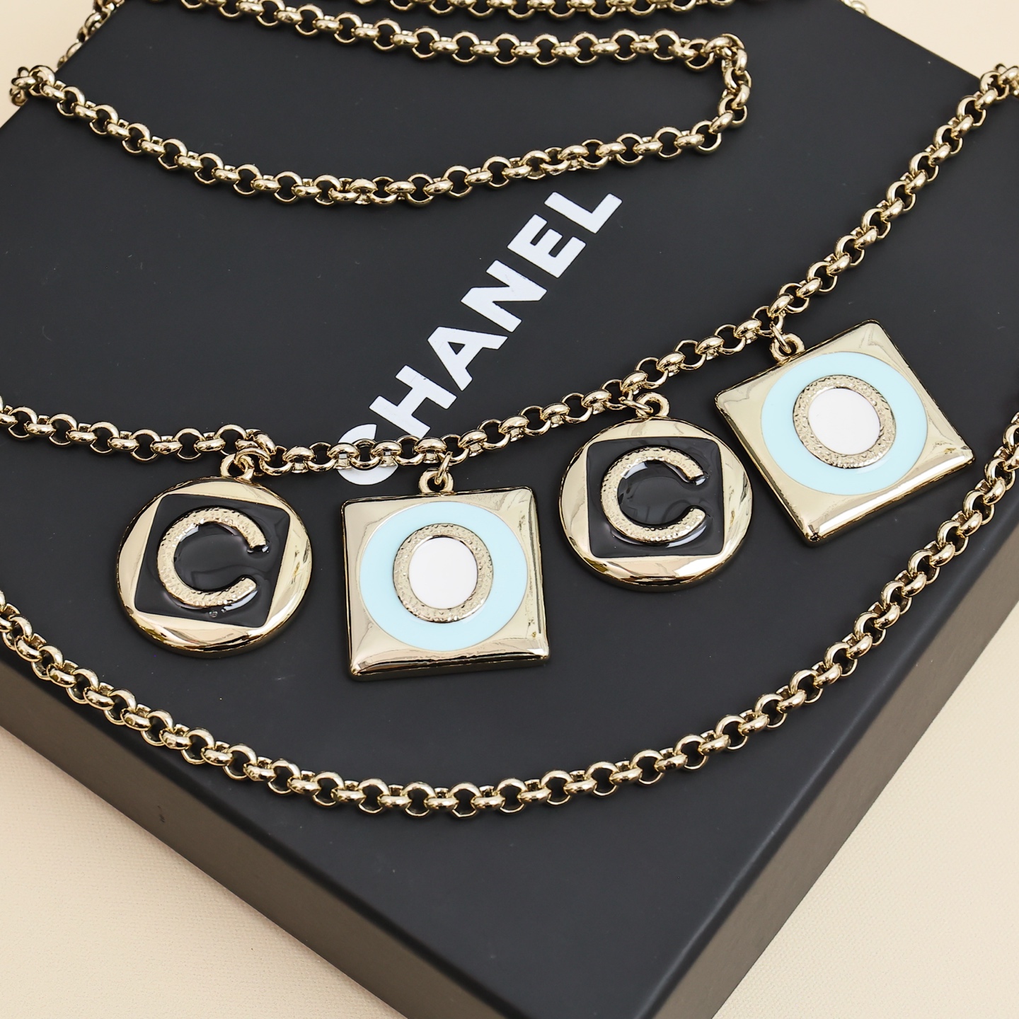  Chanel26早春多配件珐琅字母腰链
Chanel重工珐琅字母颈链太喜欢了😍😍
复古的感觉又来了，日