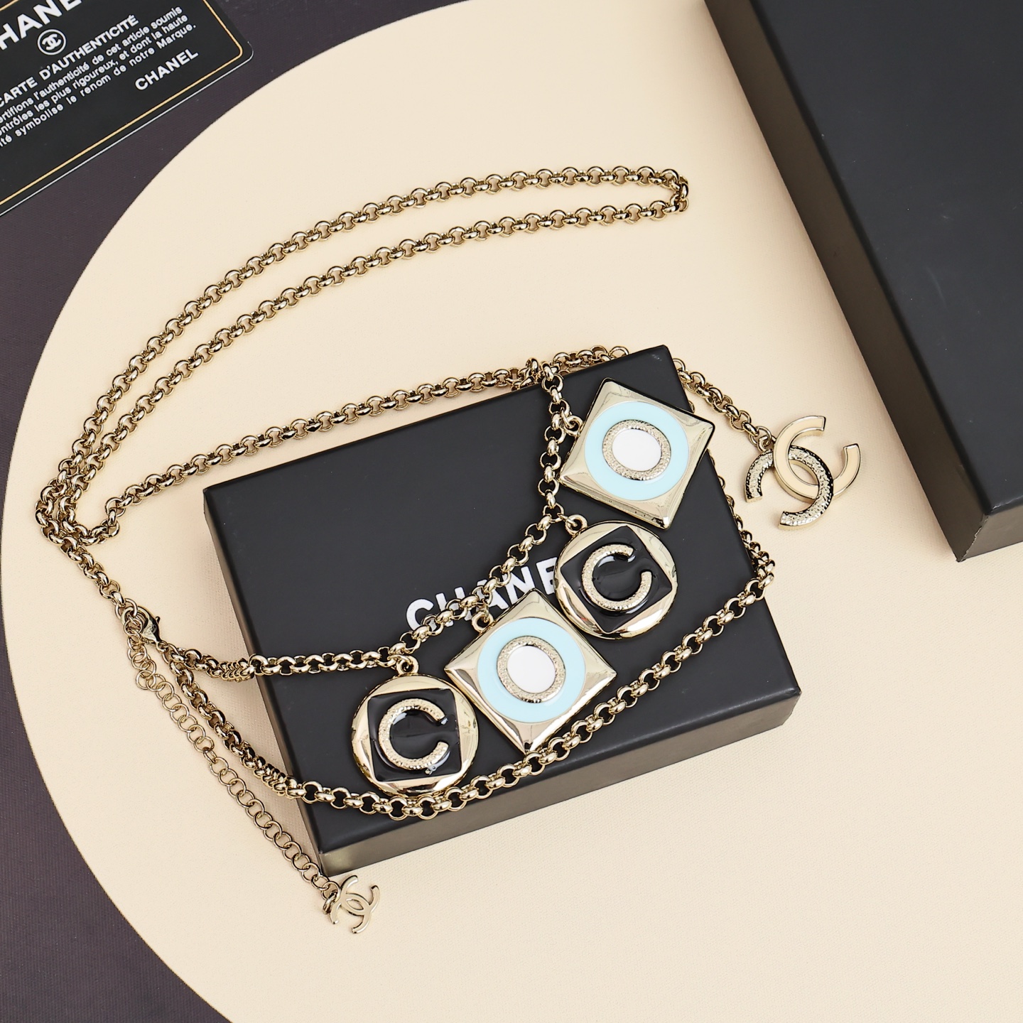 Chanel26早春多配件珐琅字母腰链
Chanel重工珐琅字母颈链太喜欢了😍😍
复古的感觉又来了，日