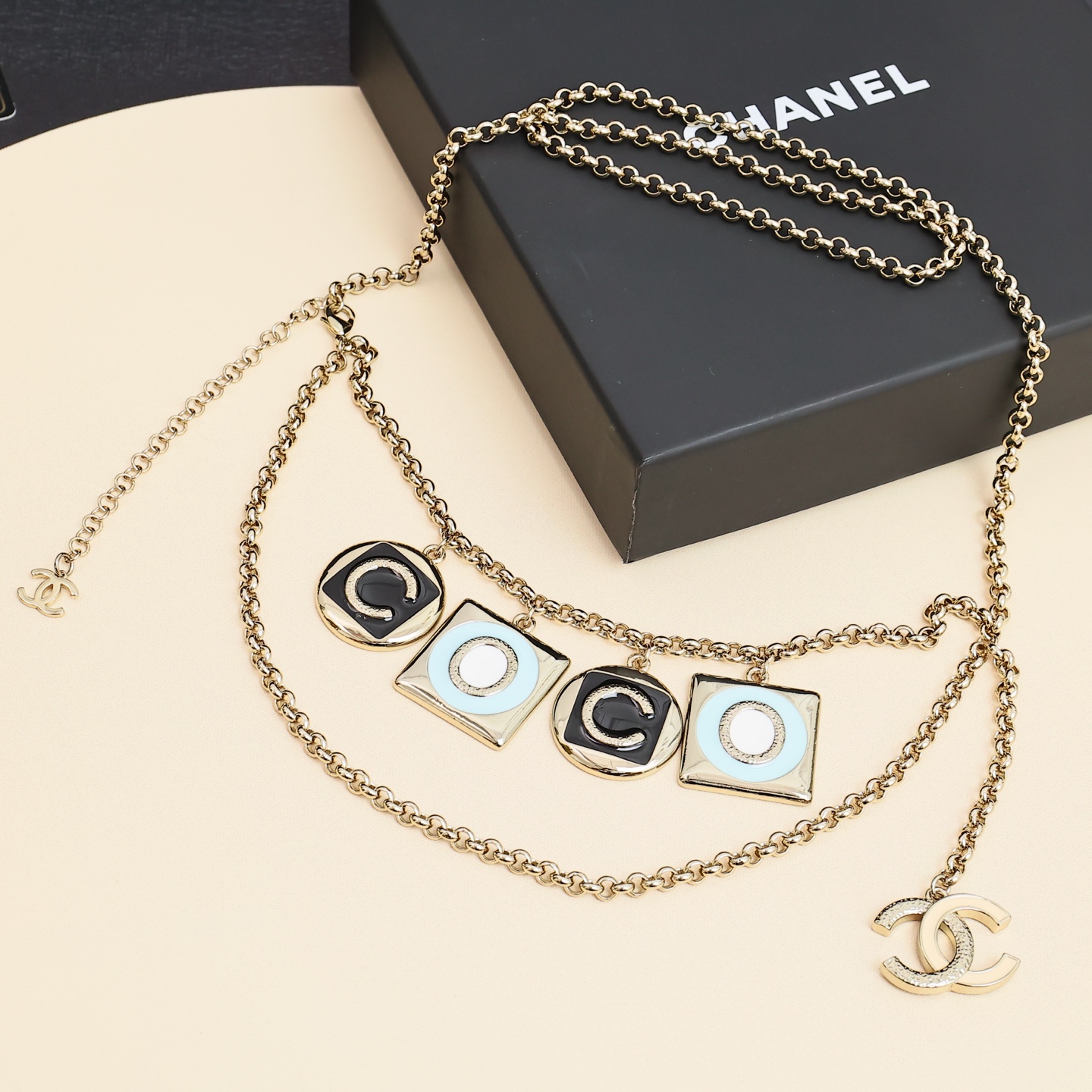  Chanel26早春多配件珐琅字母腰链
Chanel重工珐琅字母颈链太喜欢了😍😍
复古的感觉又来了，日