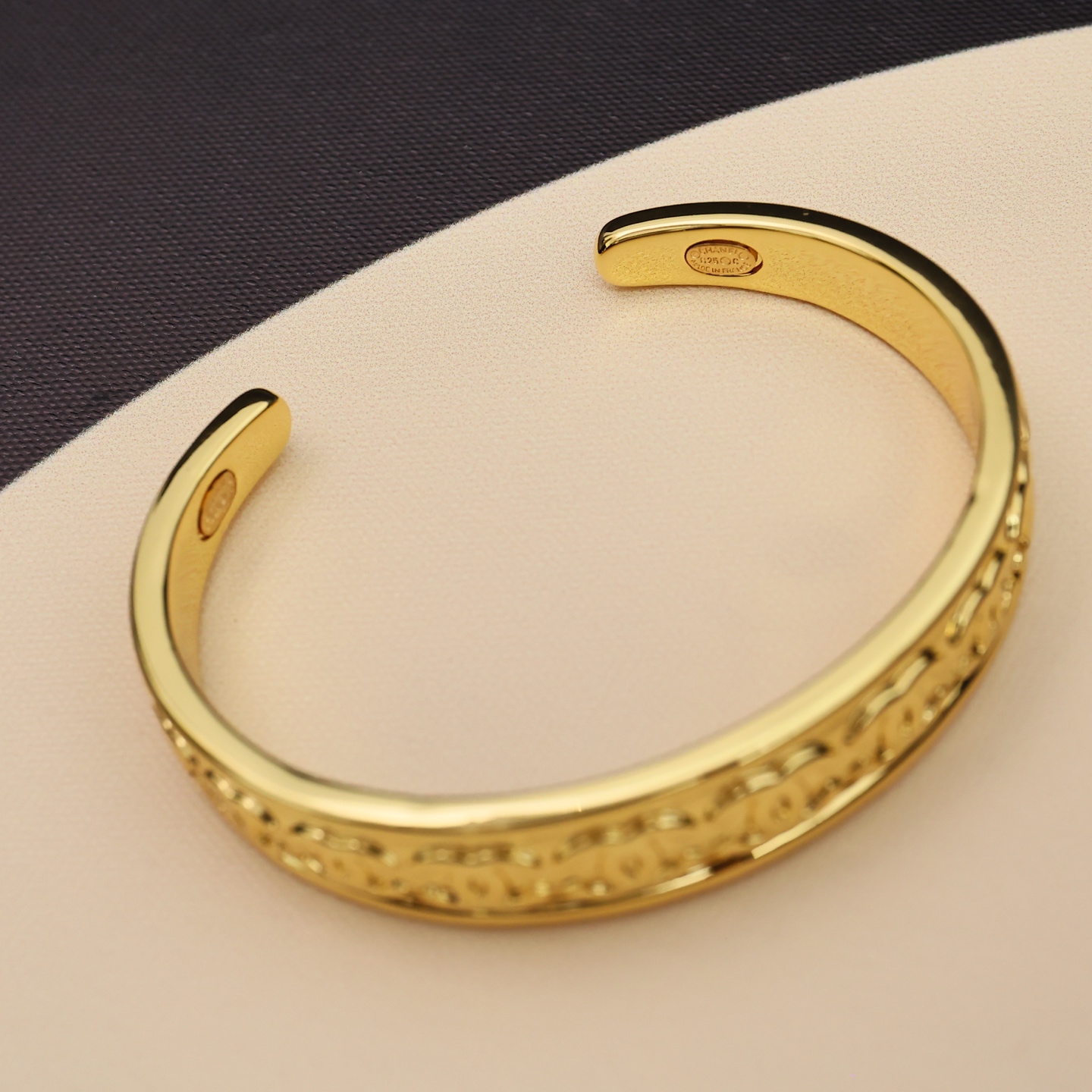 Chanel Double-C Bracelet: Timeless Elegance and Strength in Qianqin - 图片 4