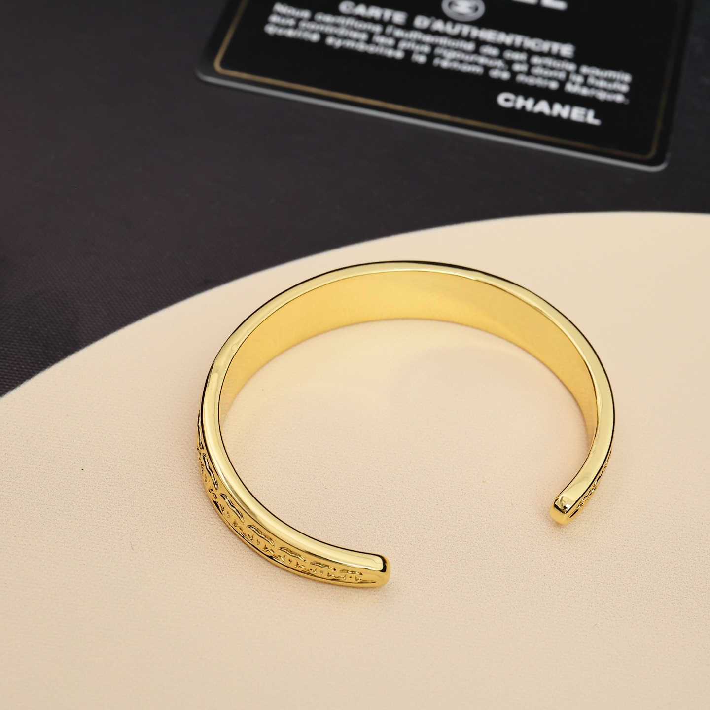 Chanel Double-C Bracelet: Timeless Elegance and Strength in Qianqin - 图片 3