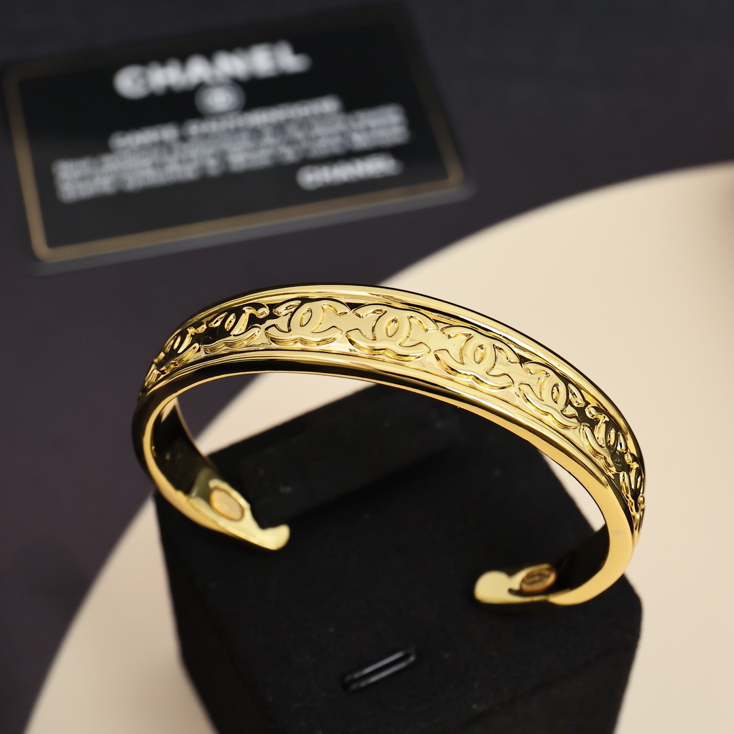 Chanel Double-C Bracelet: Timeless Elegance and Strength in Qianqin - 图片 2