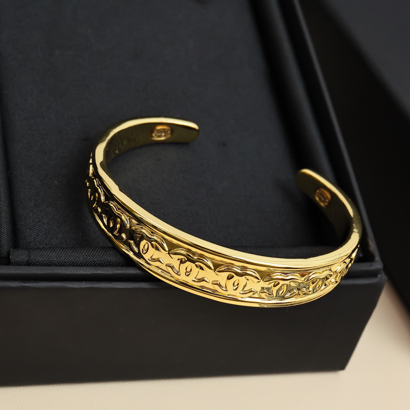 Chanel Double-C Bracelet: Timeless Elegance and Strength in Qianqin - 图片 7