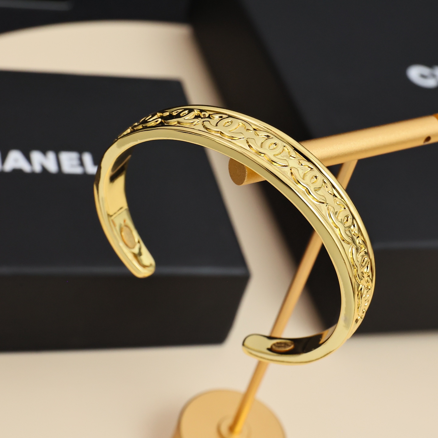 Chanel Double-C Bracelet: Timeless Elegance and Strength in Qianqin - 图片 6