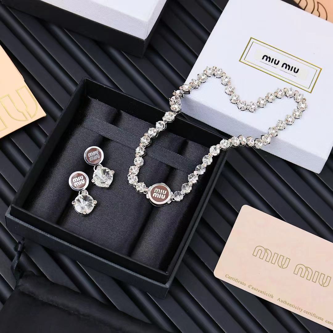  miumiu 珐琅纽扣满钻项链
miumiu的logo设计元素，极简主义，不只是简单，每个细节都透露出