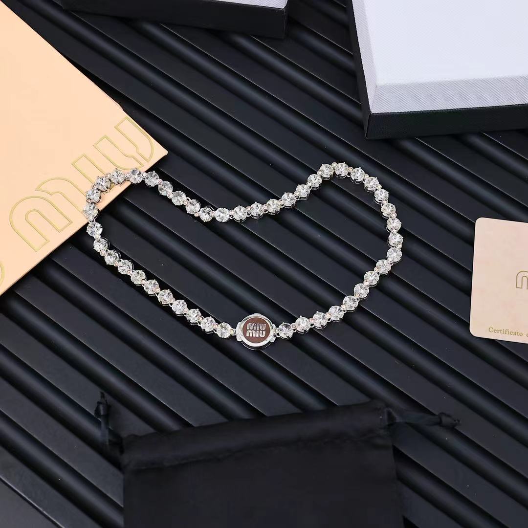  miumiu 珐琅纽扣满钻项链
miumiu的logo设计元素，极简主义，不只是简单，每个细节都透露出