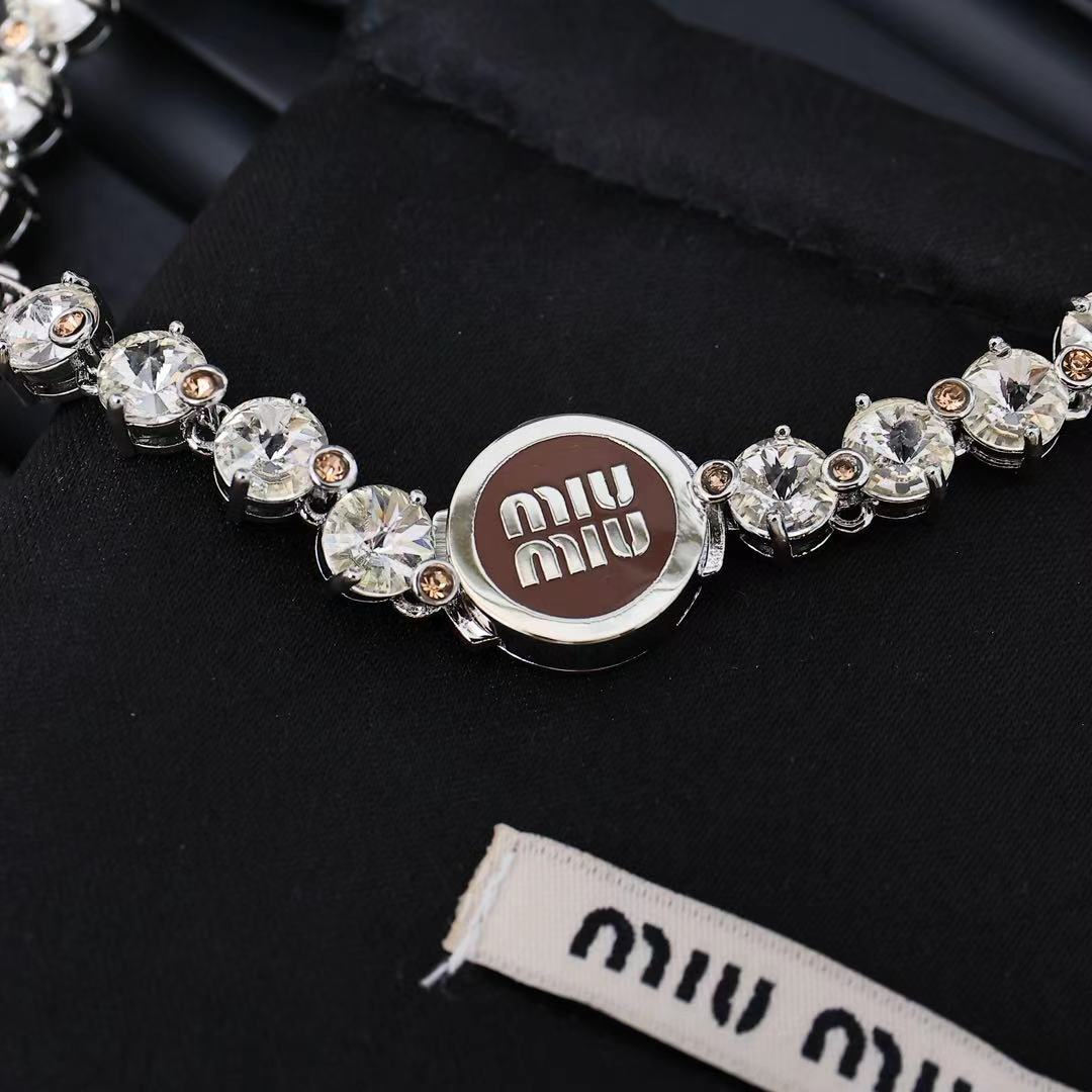  miumiu 珐琅纽扣满钻项链
miumiu的logo设计元素，极简主义，不只是简单，每个细节都透露出