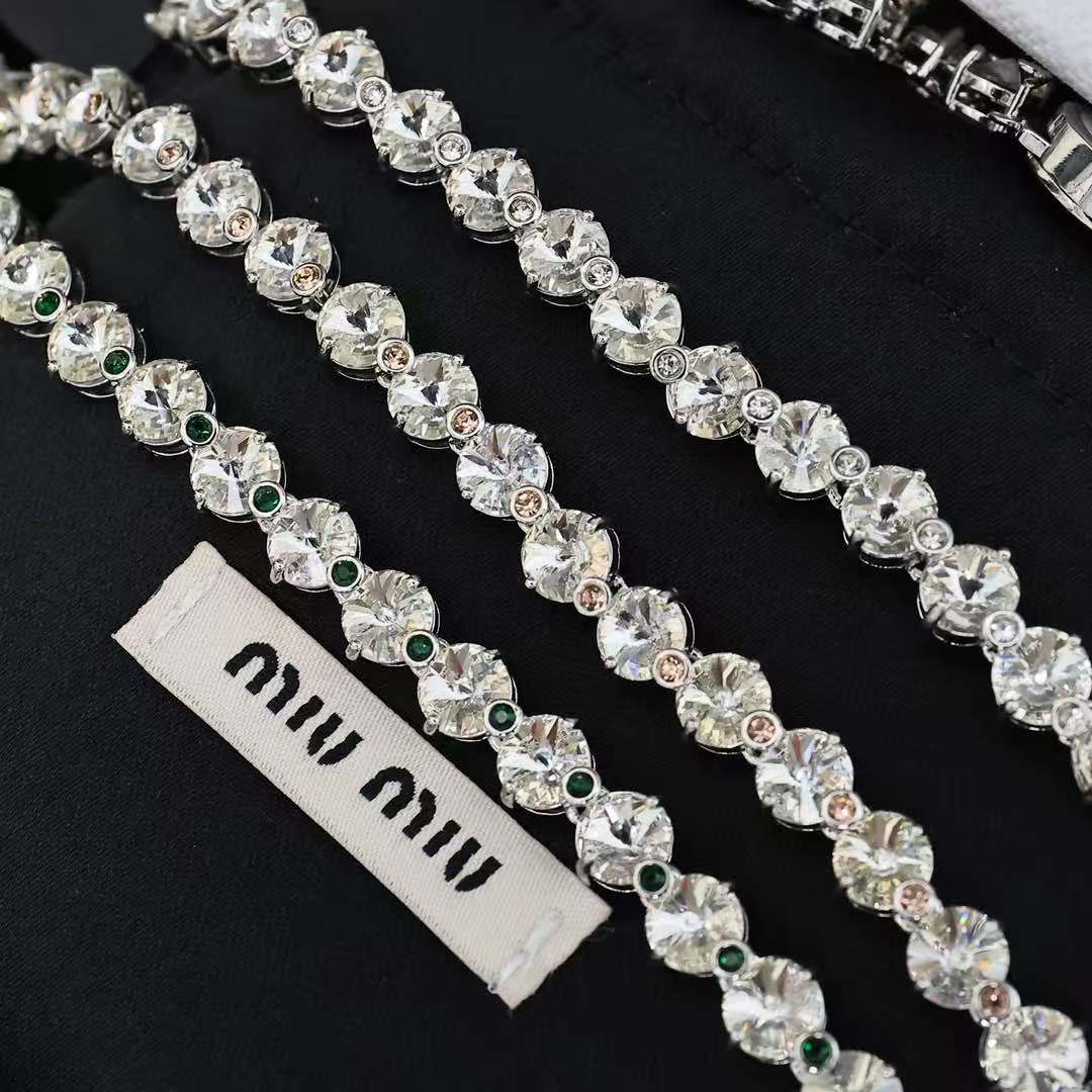 miumiu 珐琅纽扣满钻项链
miumiu的logo设计元素，极简主义，不只是简单，每个细节都透露出