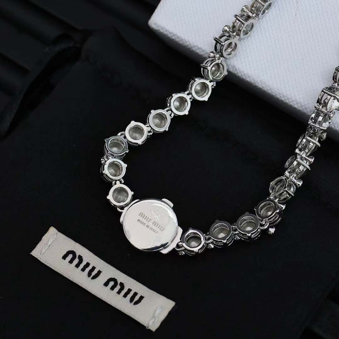  miumiu 珐琅纽扣满钻项链
miumiu的logo设计元素，极简主义，不只是简单，每个细节都透露出