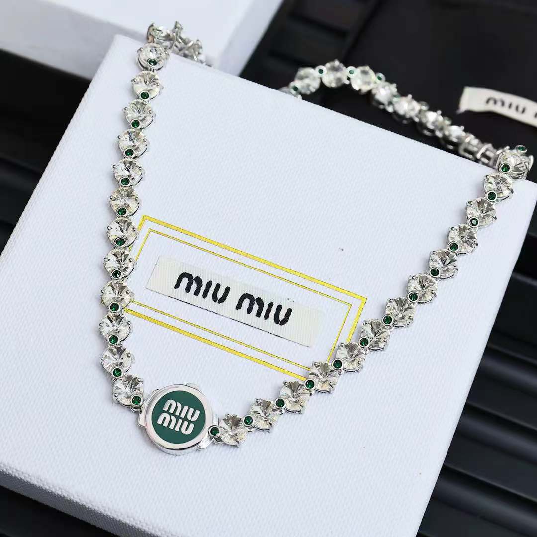  miumiu 珐琅纽扣满钻项链
miumiu的logo设计元素，极简主义，不只是简单，每个细节都透露出