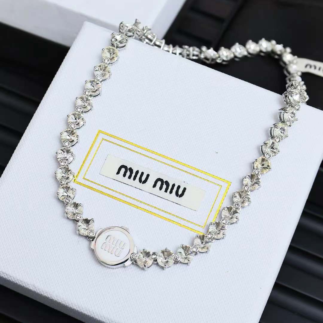  miumiu 珐琅纽扣满钻项链
miumiu的logo设计元素，极简主义，不只是简单，每个细节都透露出