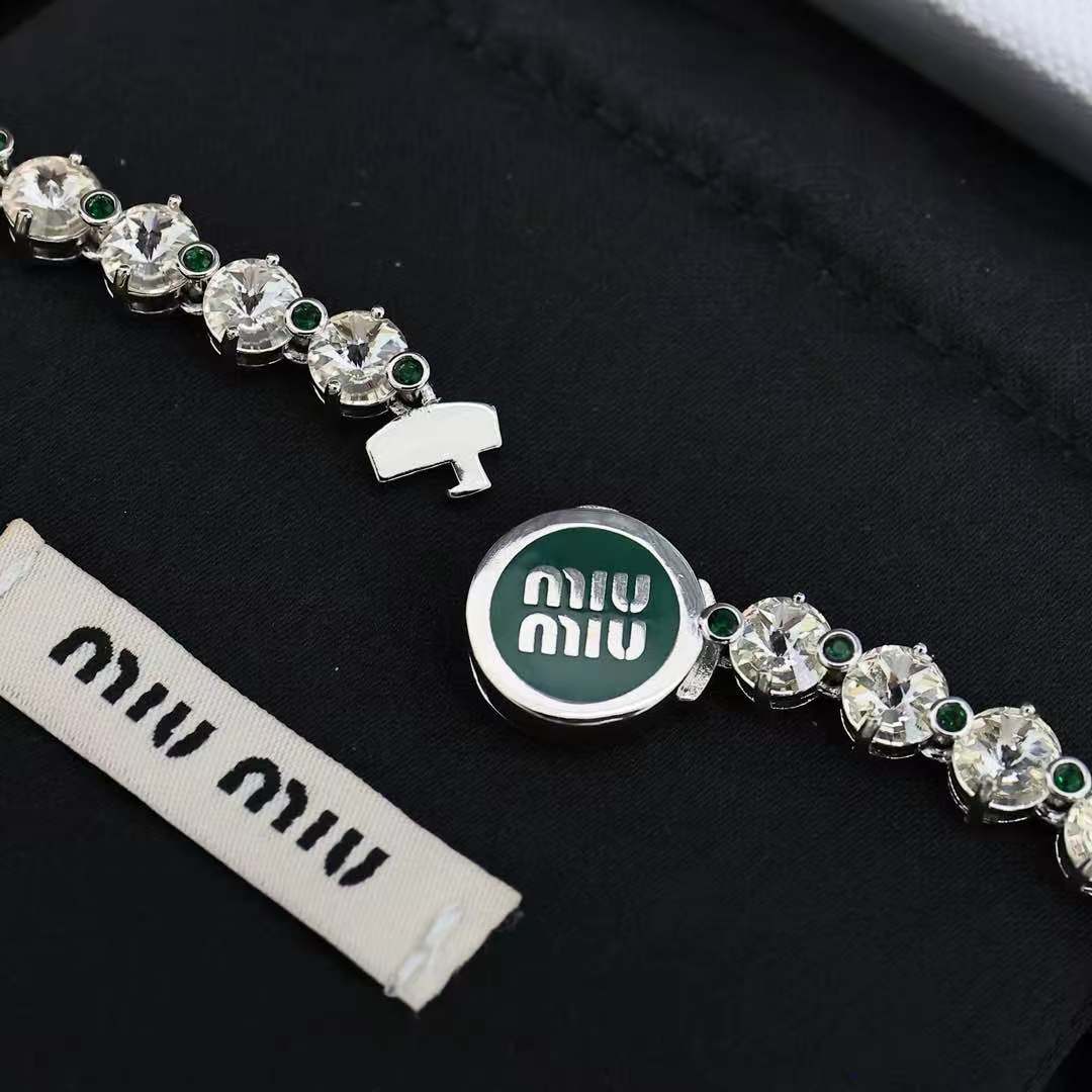 miumiu 珐琅纽扣满钻项链
miumiu的logo设计元素，极简主义，不只是简单，每个细节都透露出