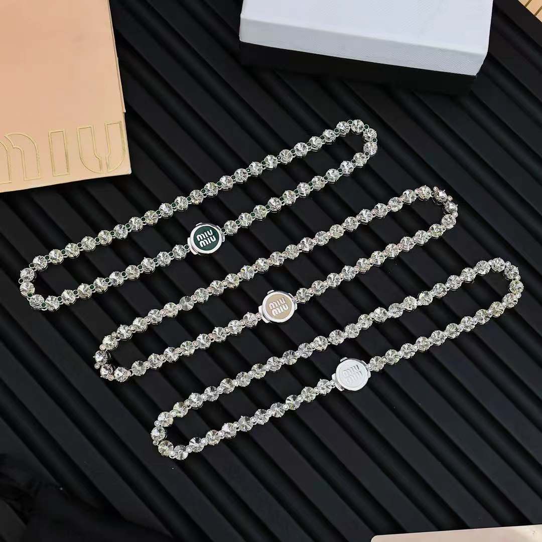  miumiu 珐琅纽扣满钻项链
miumiu的logo设计元素，极简主义，不只是简单，每个细节都透露出