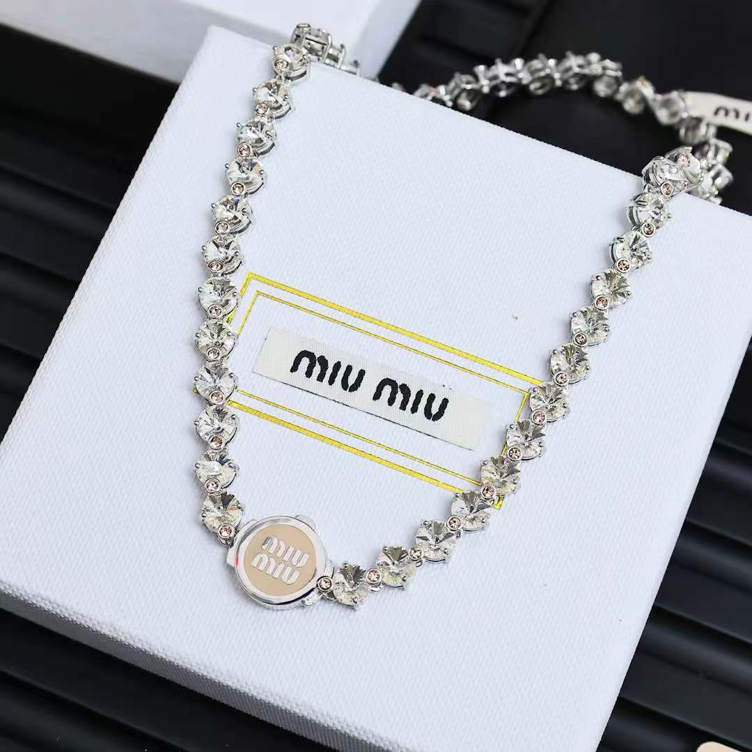  miumiu 珐琅纽扣满钻项链
miumiu的logo设计元素，极简主义，不只是简单，每个细节都透露出