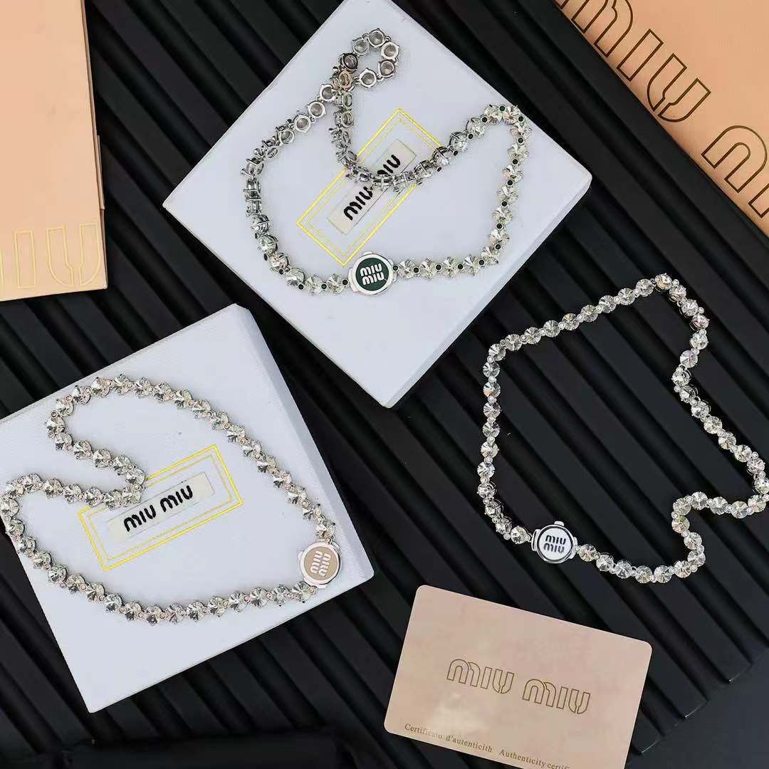  miumiu 珐琅纽扣满钻项链
miumiu的logo设计元素，极简主义，不只是简单，每个细节都透露出