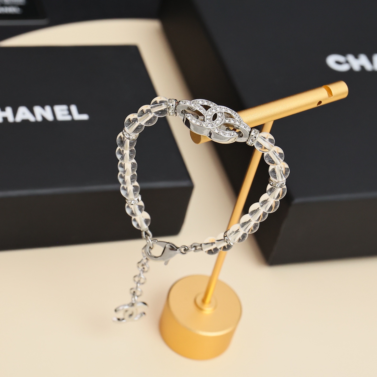  Chanel25S透明珠珠字母手链
水晶手链戴上了
好好看!! 晶莹剔透爱住了
简约日常又百搭
076