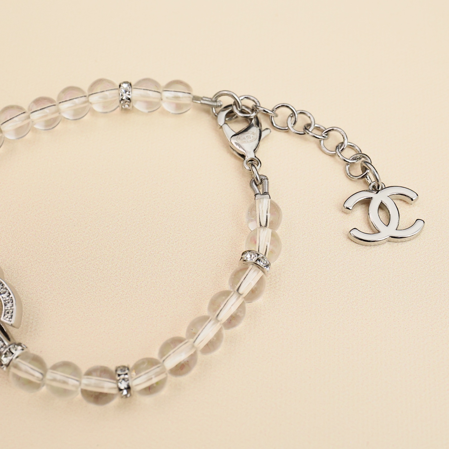  Chanel25S透明珠珠字母手链
水晶手链戴上了
好好看!! 晶莹剔透爱住了
简约日常又百搭
076