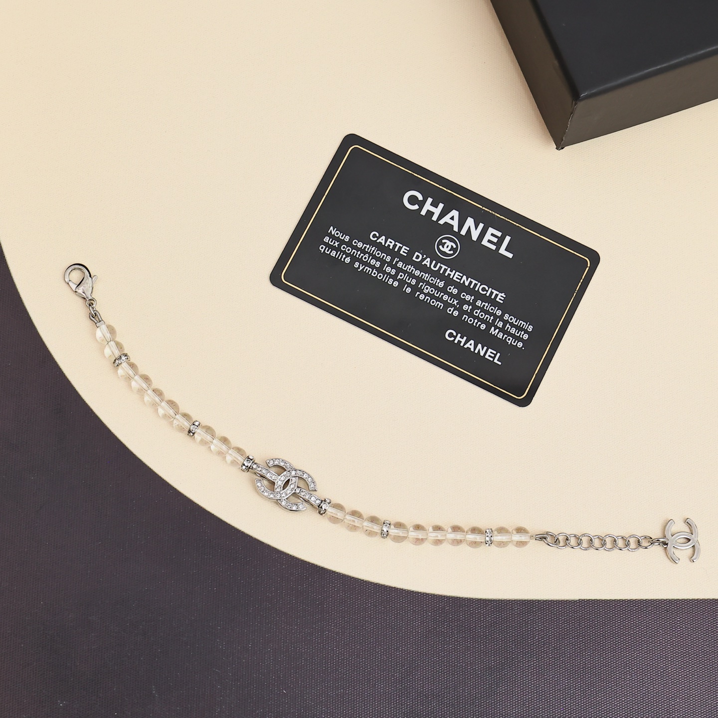  Chanel25S透明珠珠字母手链
水晶手链戴上了
好好看!! 晶莹剔透爱住了
简约日常又百搭
076