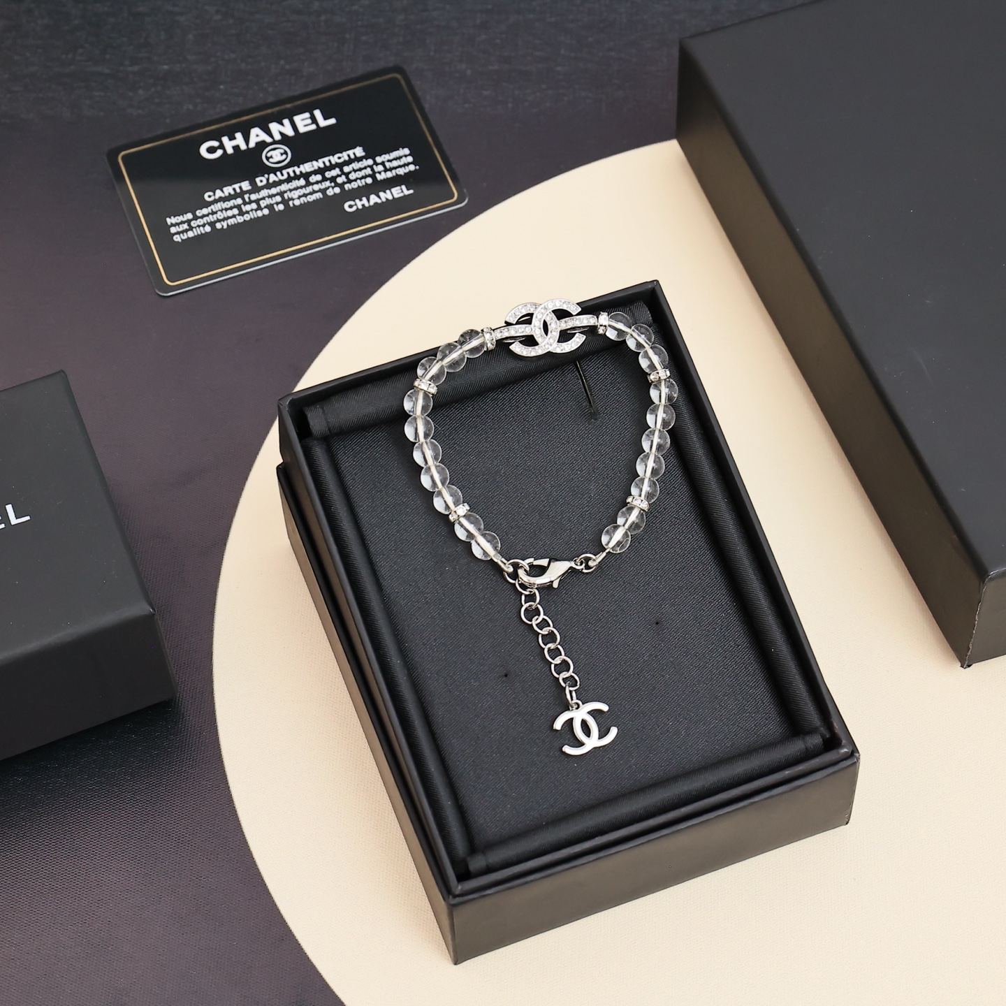  Chanel25S透明珠珠字母手链
水晶手链戴上了
好好看!! 晶莹剔透爱住了
简约日常又百搭
076