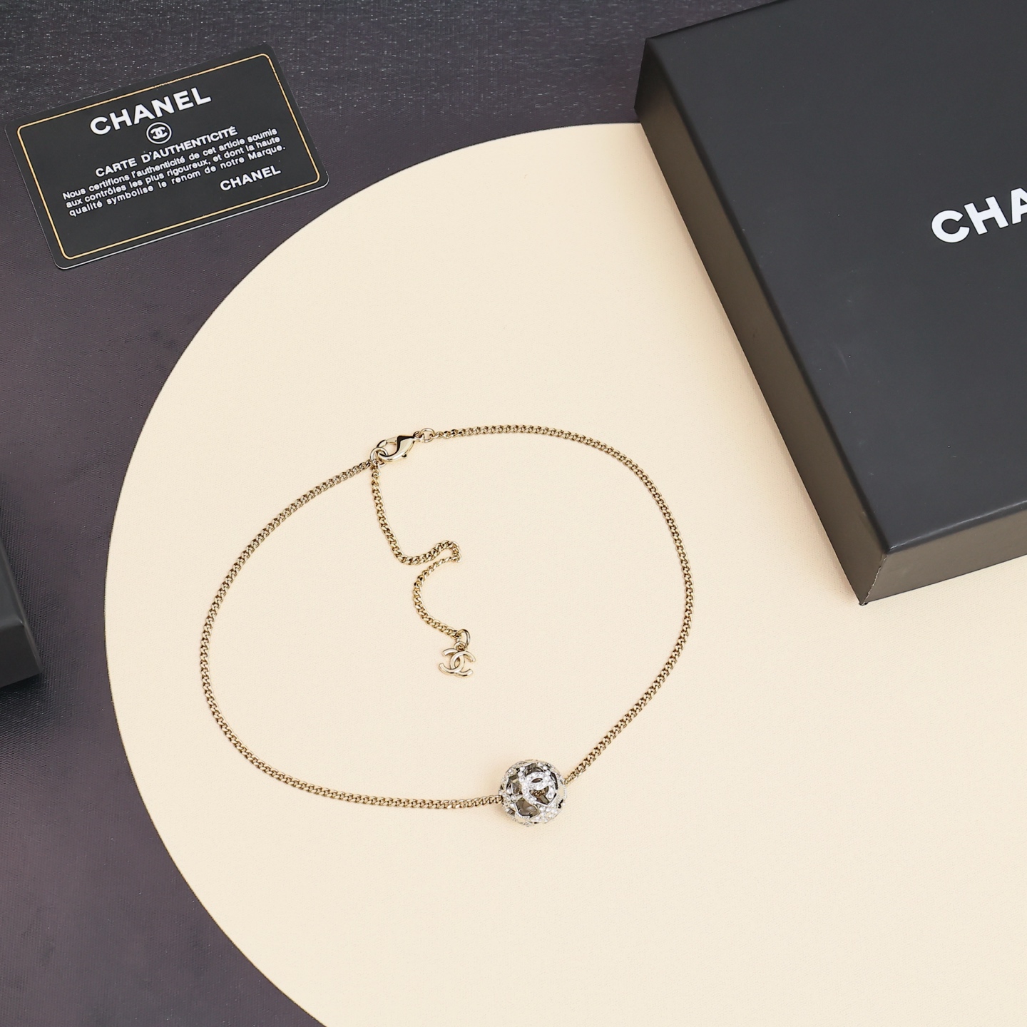  Chanel25A镂空星星圆球
25A新品太会了!银色球体搭配金色链子
很有层次感叠戴圆饼项链通勤到约