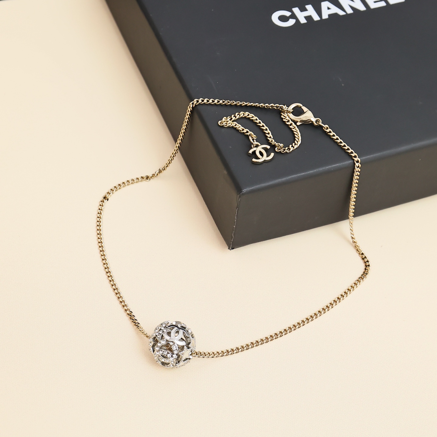  Chanel25A镂空星星圆球
25A新品太会了!银色球体搭配金色链子
很有层次感叠戴圆饼项链通勤到约