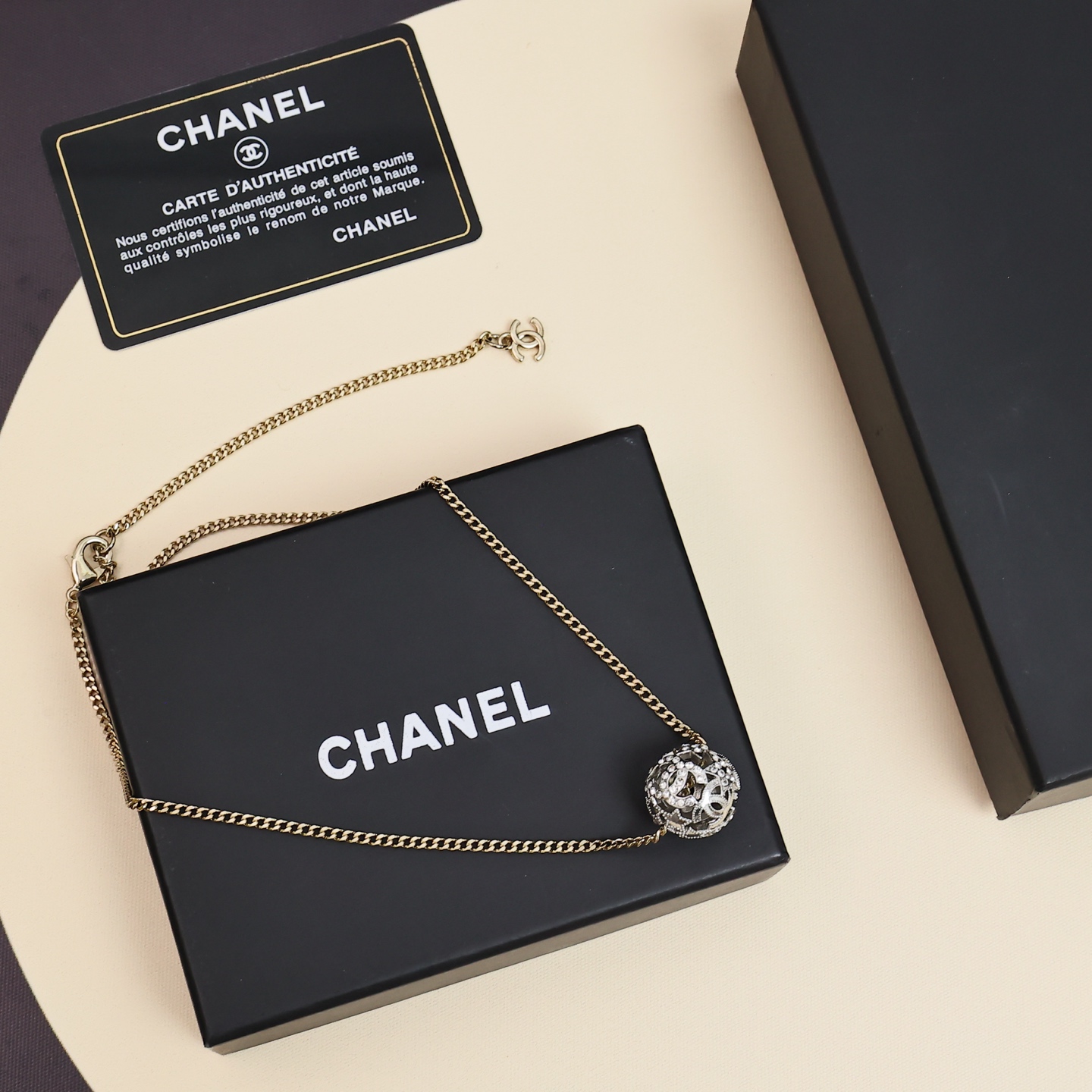  Chanel25A镂空星星圆球
25A新品太会了!银色球体搭配金色链子
很有层次感叠戴圆饼项链通勤到约