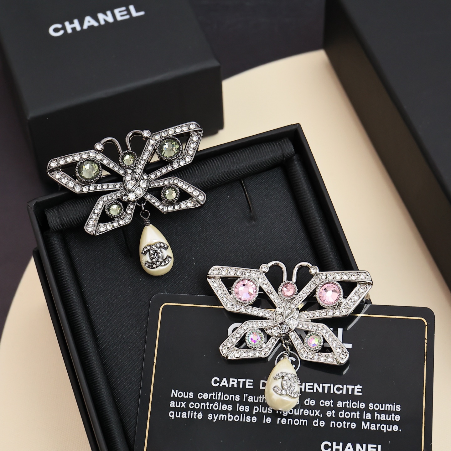  Chanel25A蝴蝶胸针 
美晕了蝴蝶系列真的美晕我
银色搭配粉钻 把蝴蝶彰显的好精致
尽显高贵09