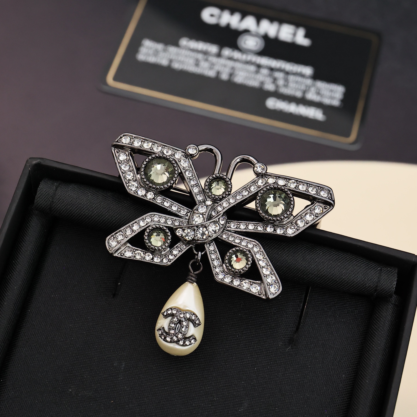  Chanel25A蝴蝶胸针 
美晕了蝴蝶系列真的美晕我
银色搭配粉钻 把蝴蝶彰显的好精致
尽显高贵09