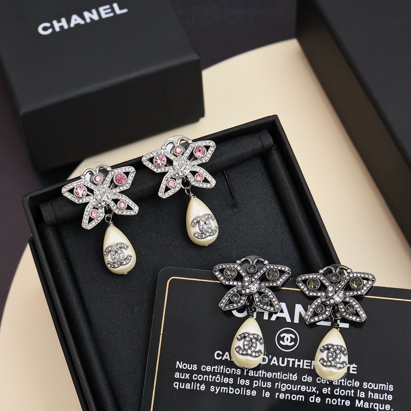  Chanel25A蝴蝶珍珠耳环
美晕了蝴蝶系列真的美晕我
银色搭配粉钻 把蝴蝶彰显的好精致
尽显高贵0