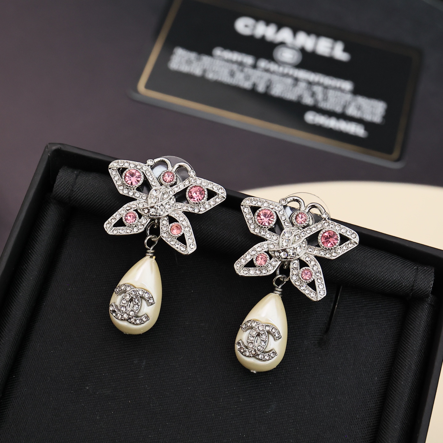  Chanel25A蝴蝶珍珠耳环
美晕了蝴蝶系列真的美晕我
银色搭配粉钻 把蝴蝶彰显的好精致
尽显高贵0
