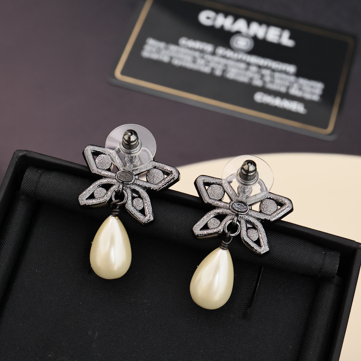  Chanel25A蝴蝶珍珠耳环
美晕了蝴蝶系列真的美晕我
银色搭配粉钻 把蝴蝶彰显的好精致
尽显高贵0