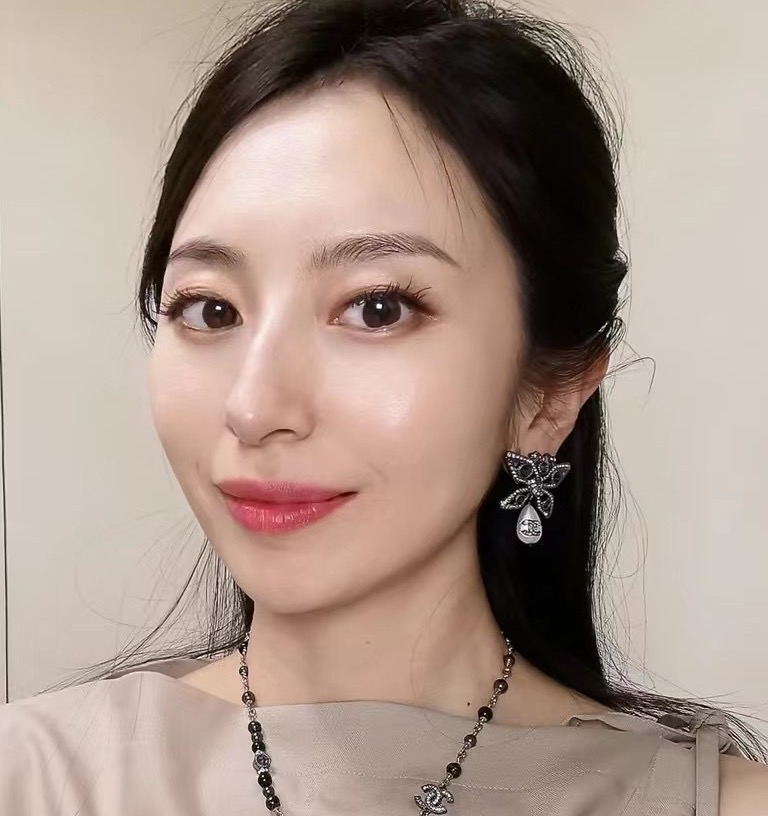  Chanel25A蝴蝶珍珠耳环
美晕了蝴蝶系列真的美晕我
银色搭配粉钻 把蝴蝶彰显的好精致
尽显高贵0