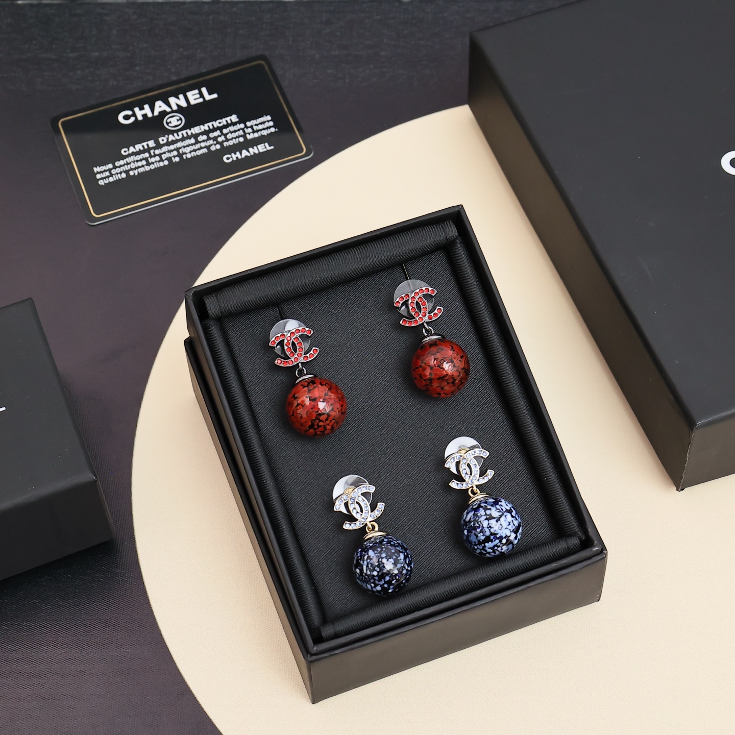 Chanel25A双C青花瓷琉璃珠珠耳环，
国风新宠美得让人心动	。蓝白配色，清新雅致;珐琅红彩，尽显