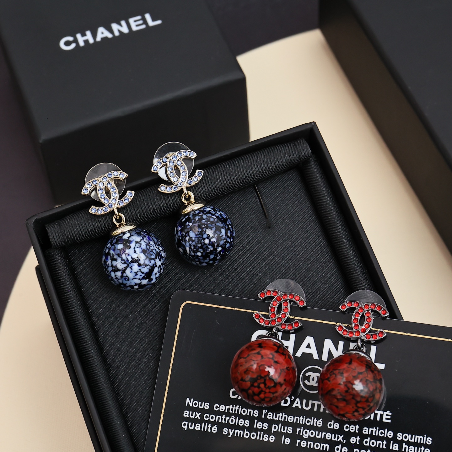  Chanel25A双C青花瓷琉璃珠珠耳环，
国风新宠美得让人心动	。蓝白配色，清新雅致;珐琅红彩，尽显