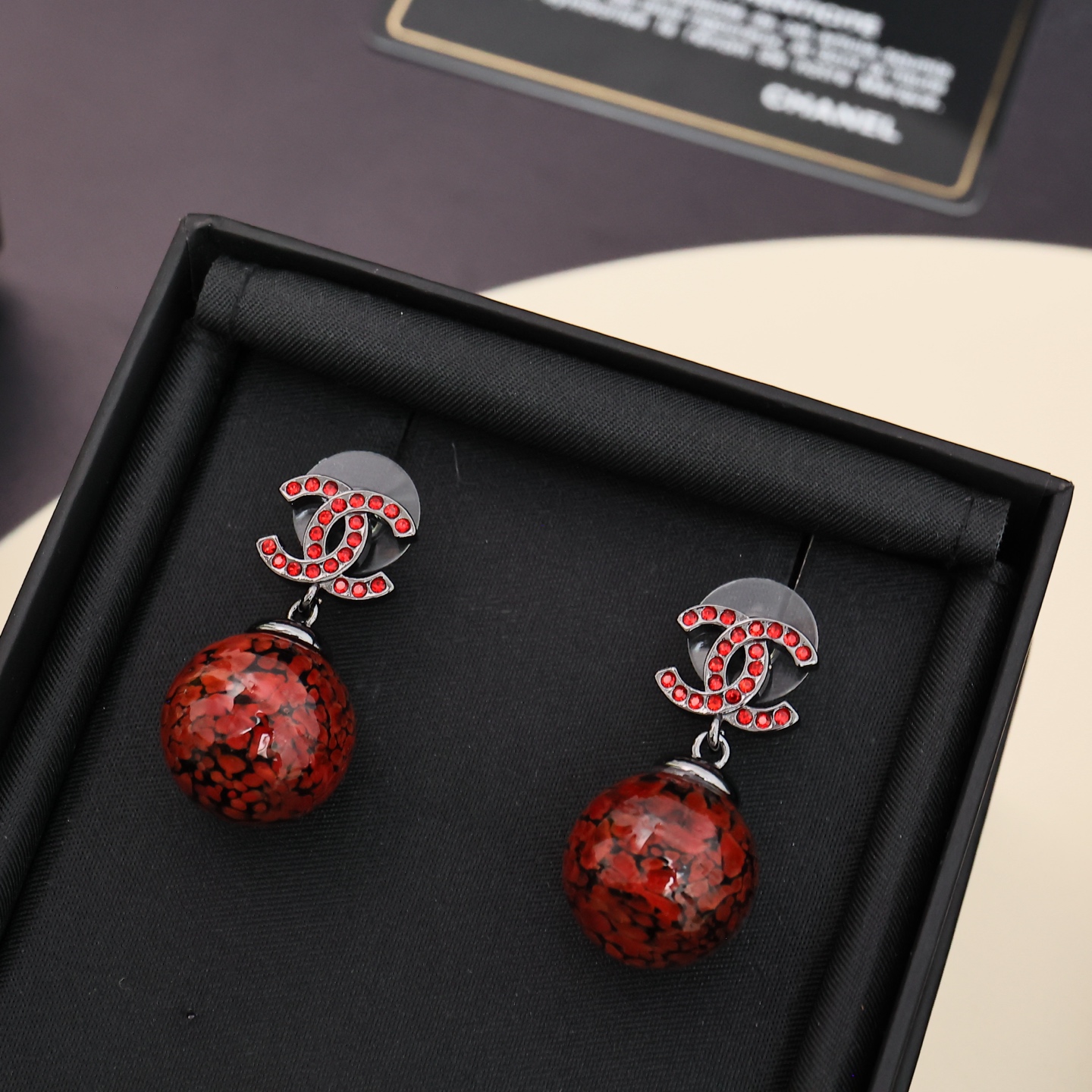  Chanel25A双C青花瓷琉璃珠珠耳环，
国风新宠美得让人心动	。蓝白配色，清新雅致;珐琅红彩，尽显