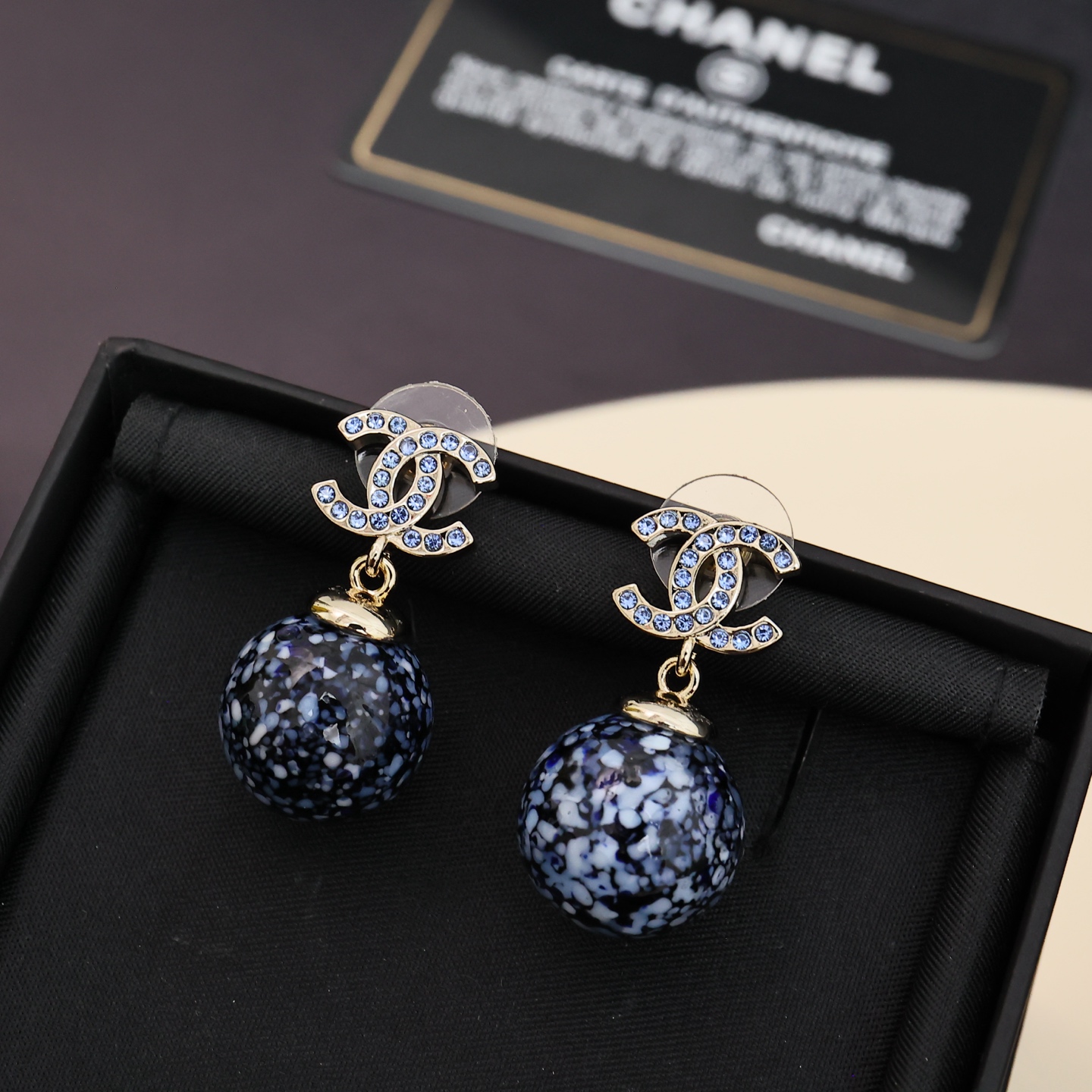  Chanel25A双C青花瓷琉璃珠珠耳环，
国风新宠美得让人心动	。蓝白配色，清新雅致;珐琅红彩，尽显