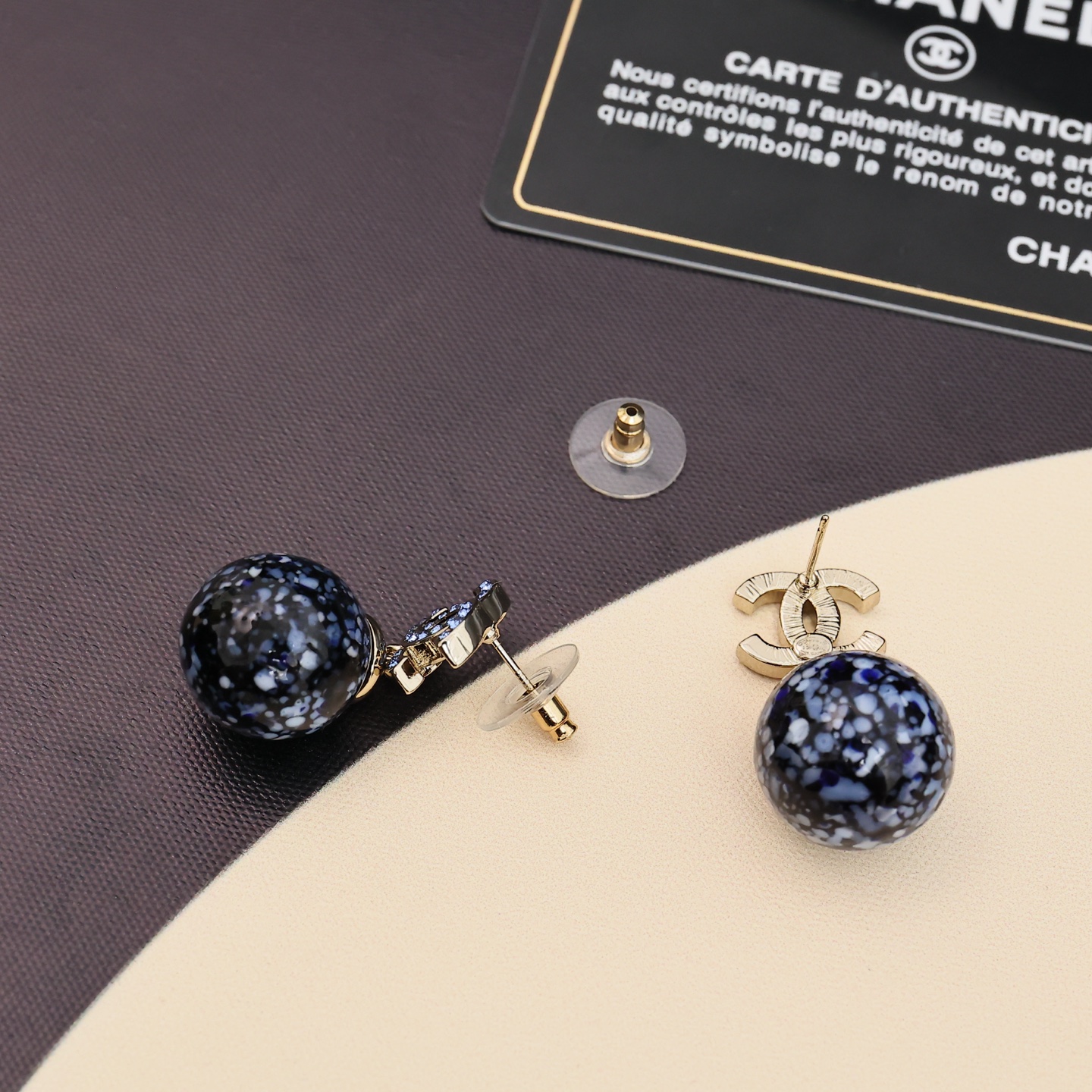  Chanel25A双C青花瓷琉璃珠珠耳环，
国风新宠美得让人心动	。蓝白配色，清新雅致;珐琅红彩，尽显