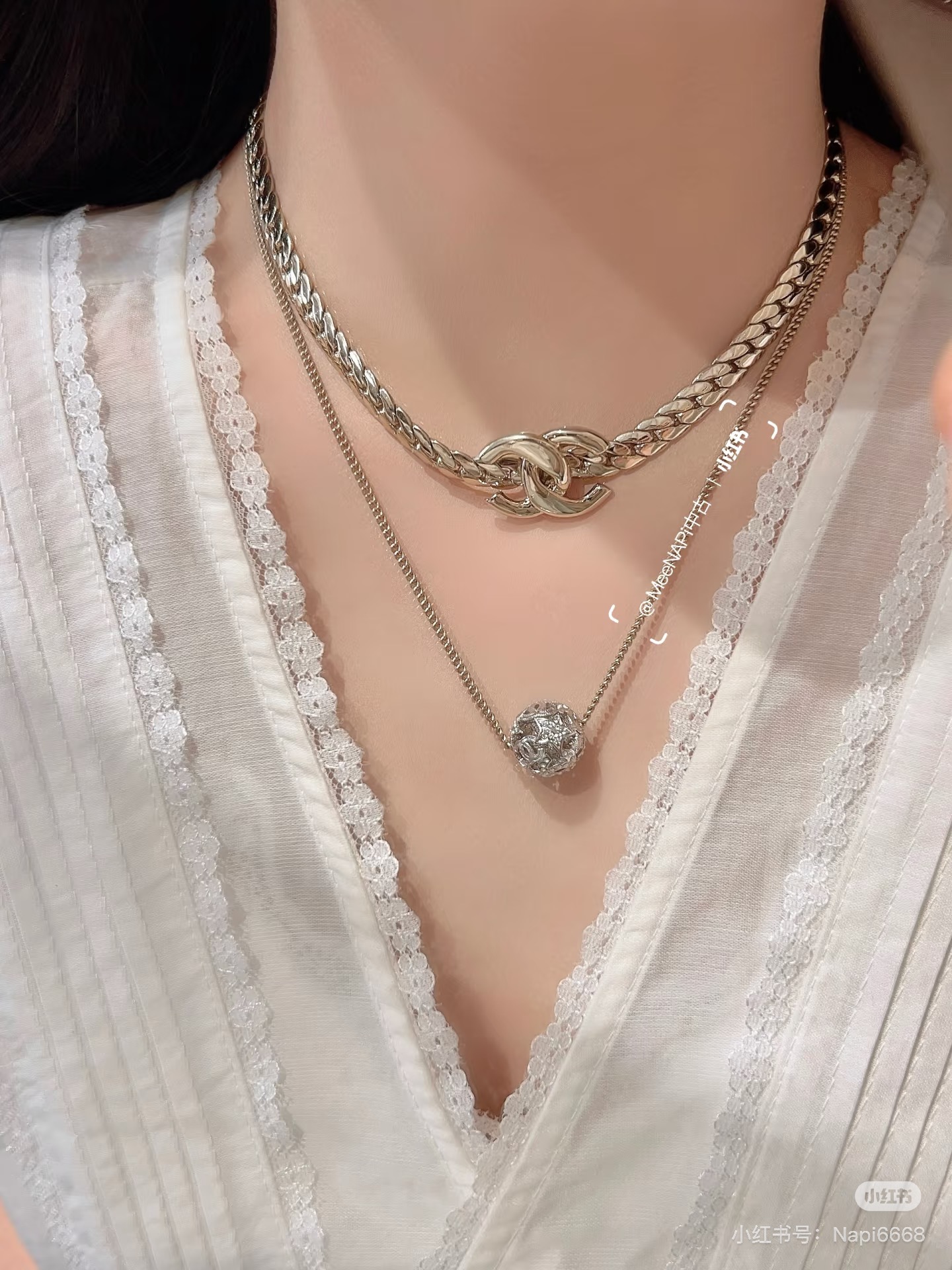  Chanel25A镂空星星圆球
25A新品太会了!银色球体搭配金色链子
很有层次感叠戴圆饼项链通勤到约