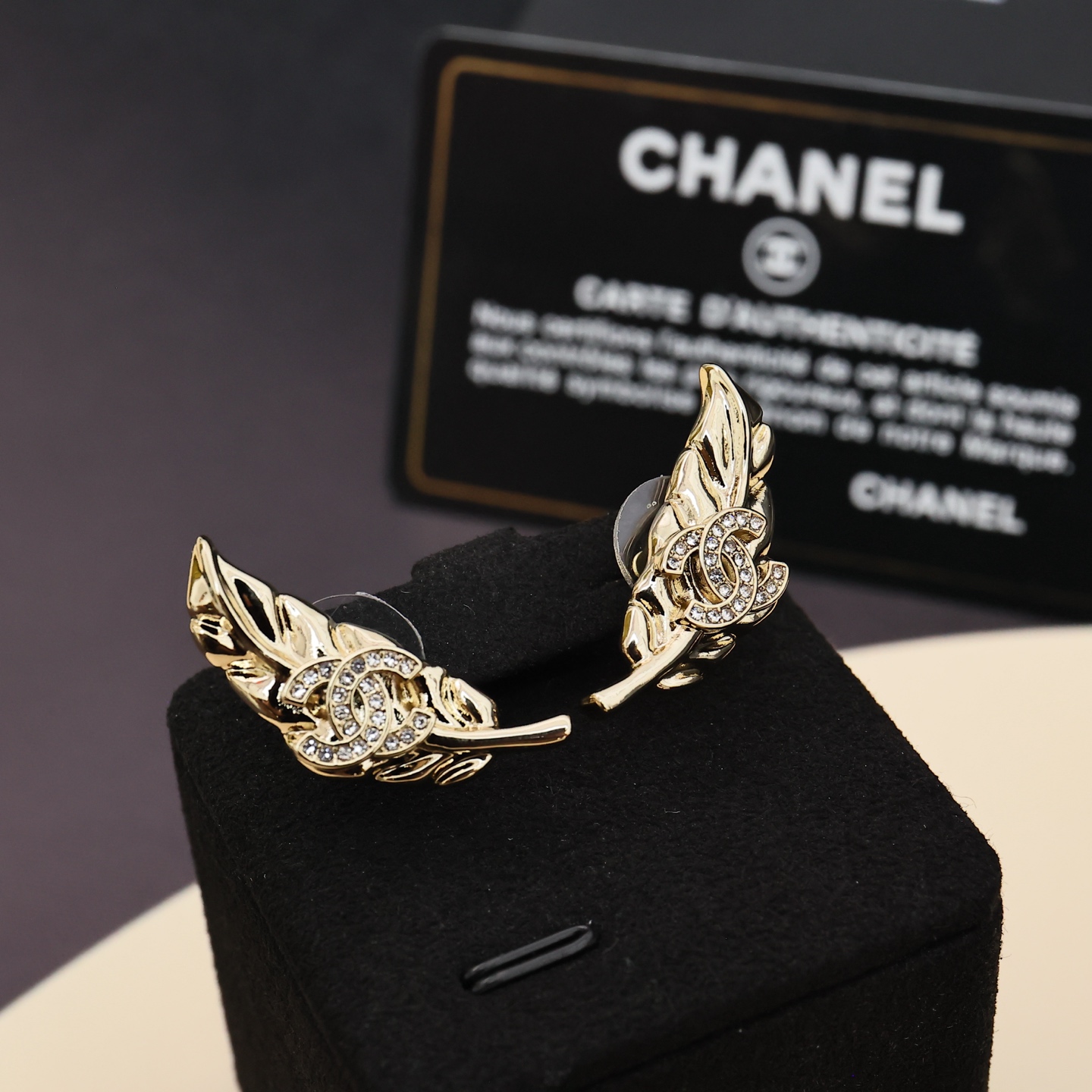  Chanel 25A叶子耳钉
线条简洁流畅的金叶子
非常有富家千金气质
佩戴上耳很漂亮066033