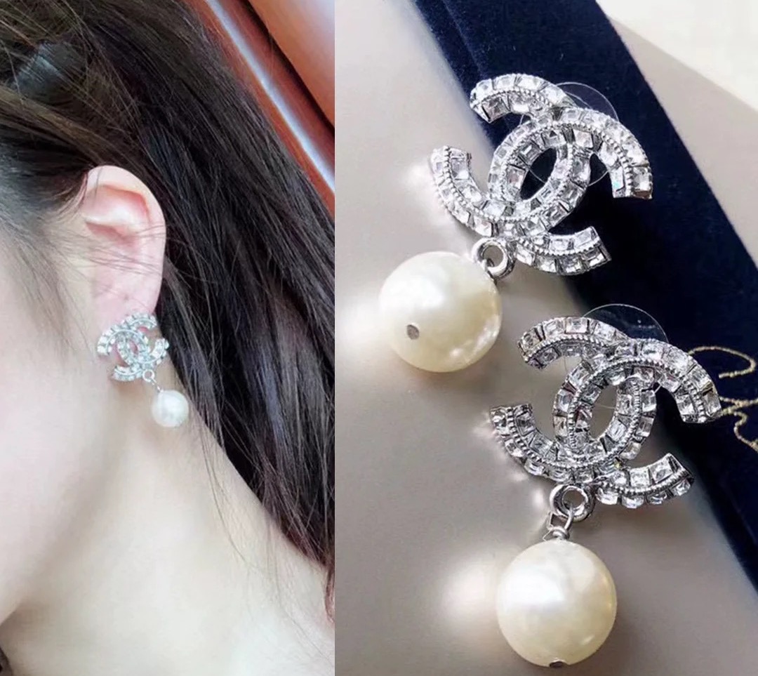 Chanel经典方糖双C方钻吊坠珍珠耳环
银色&金色
blingbling非常闪✨✨
080040
