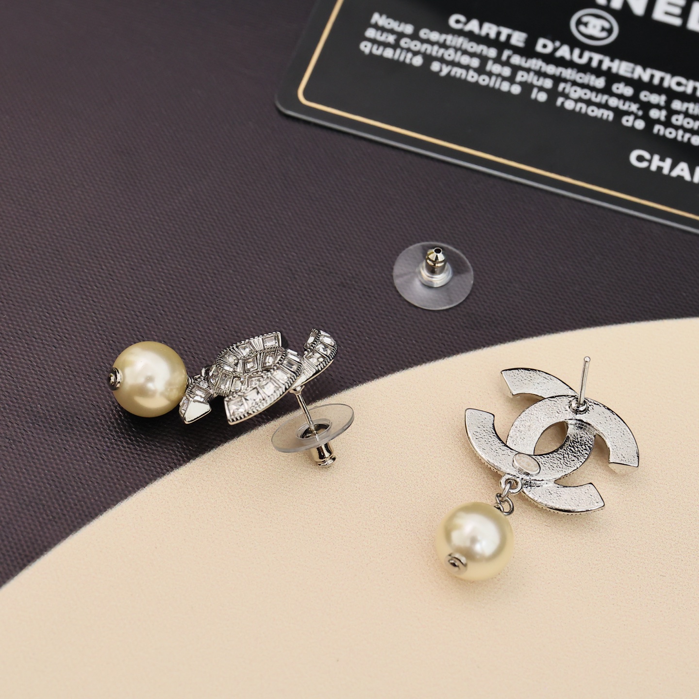  Chanel经典方糖双C方钻吊坠珍珠耳环
银色&金色
blingbling非常闪✨✨
080040