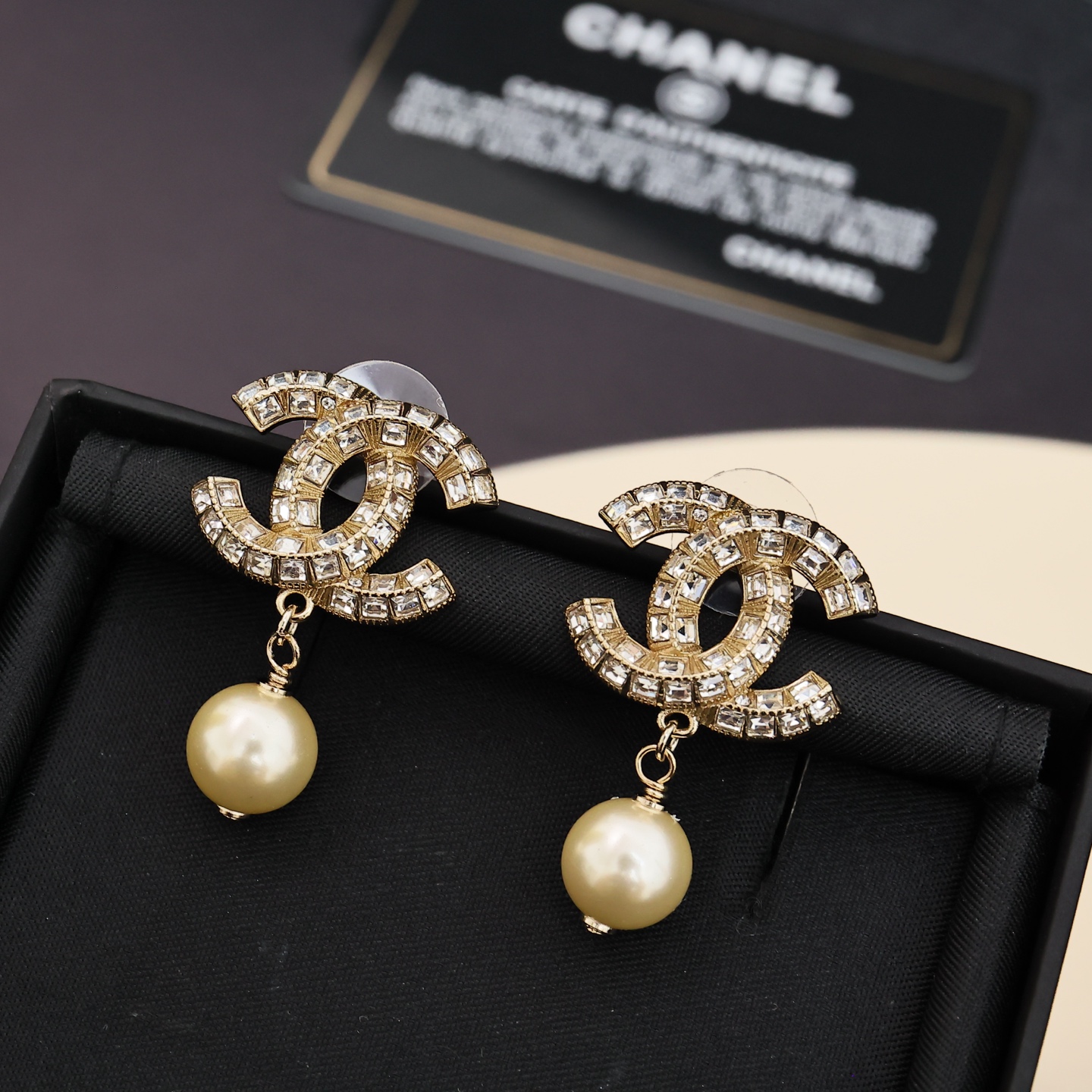  Chanel经典方糖双C方钻吊坠珍珠耳环
银色&金色
blingbling非常闪✨✨
080040