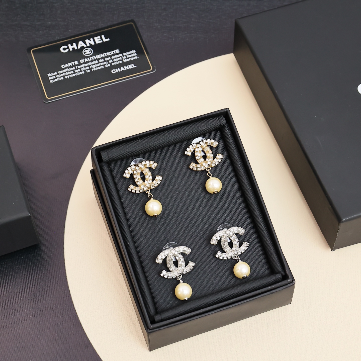  Chanel经典方糖双C方钻吊坠珍珠耳环
银色&金色
blingbling非常闪✨✨
080040