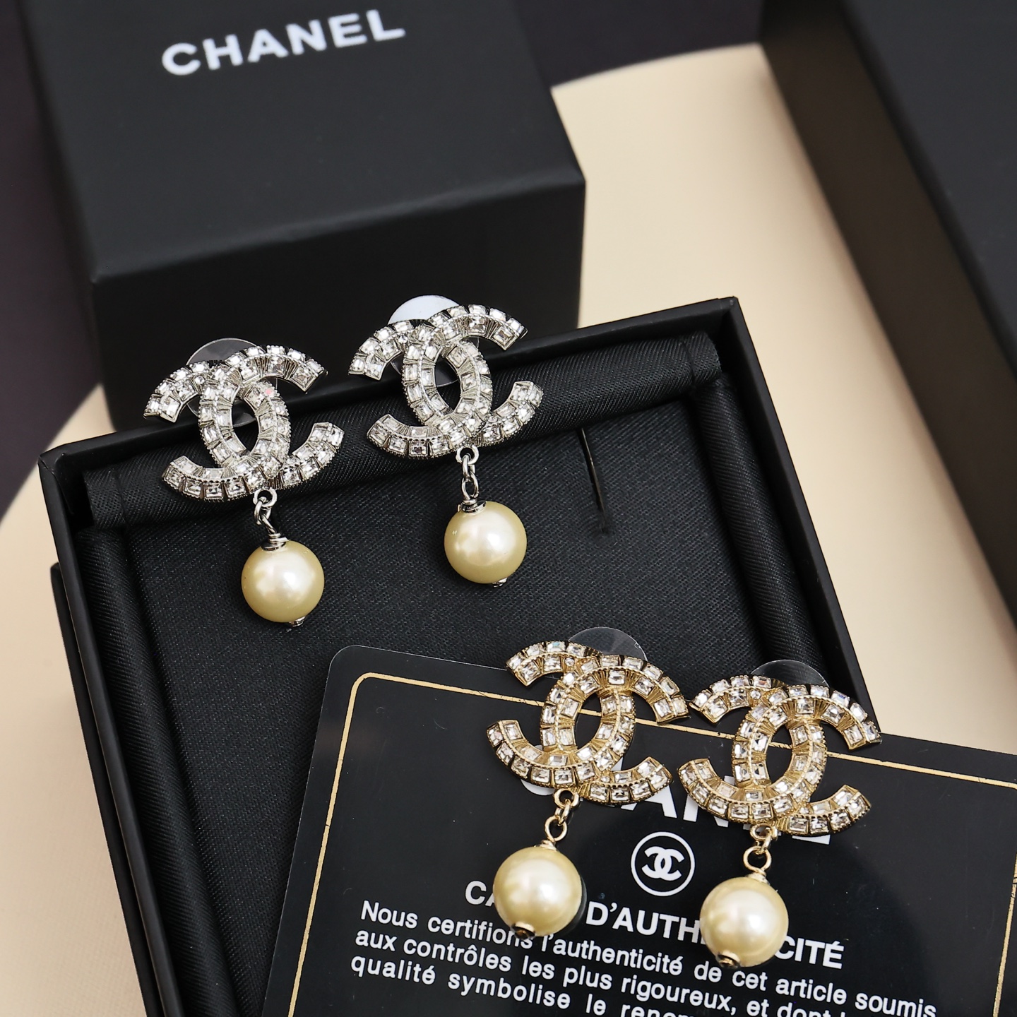  Chanel经典方糖双C方钻吊坠珍珠耳环
银色&金色
blingbling非常闪✨✨
080040