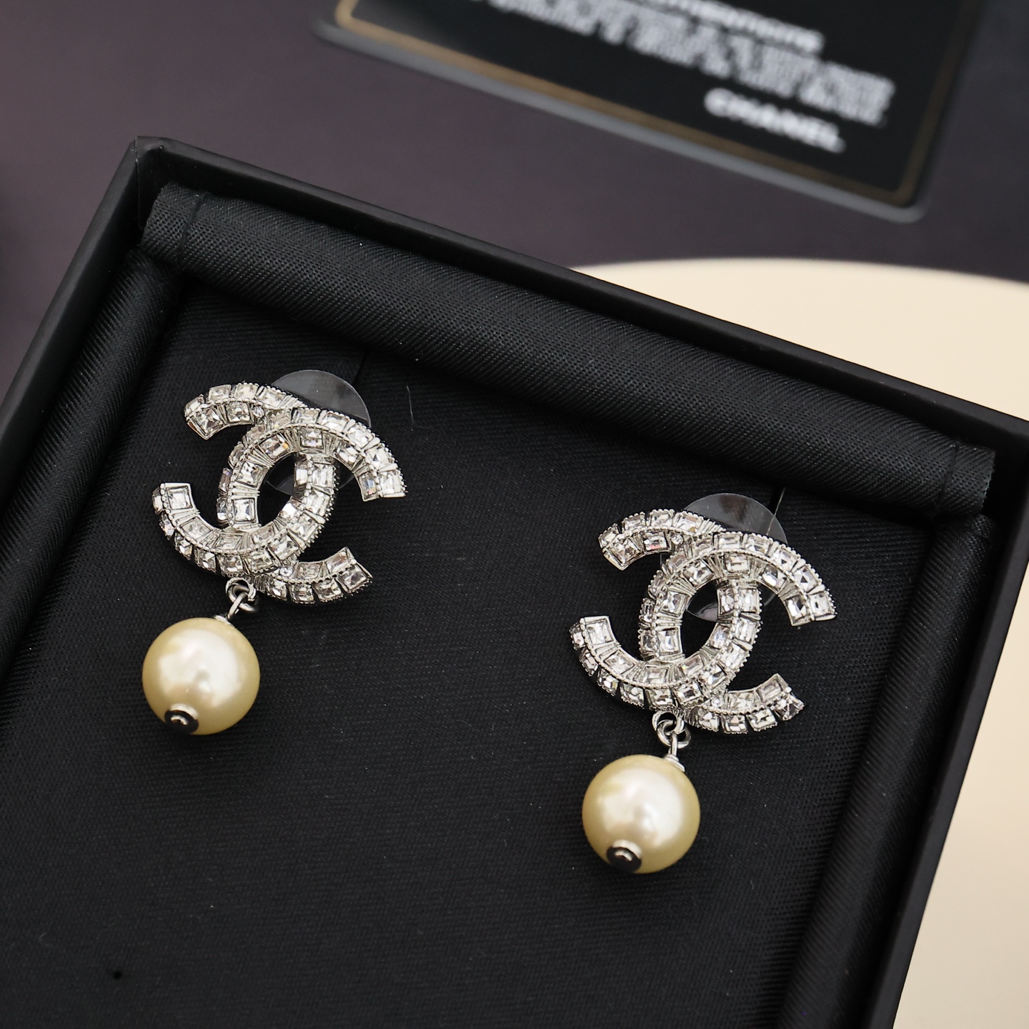  Chanel经典方糖双C方钻吊坠珍珠耳环
银色&金色
blingbling非常闪✨✨
080040