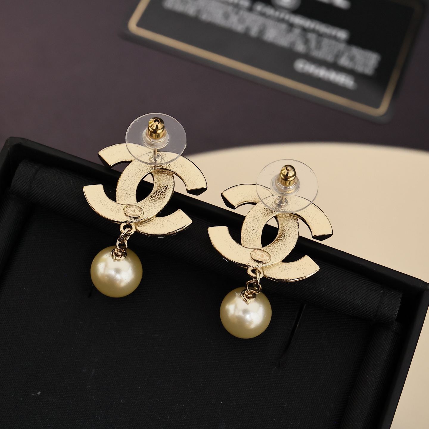  Chanel经典方糖双C方钻吊坠珍珠耳环
银色&金色
blingbling非常闪✨✨
080040