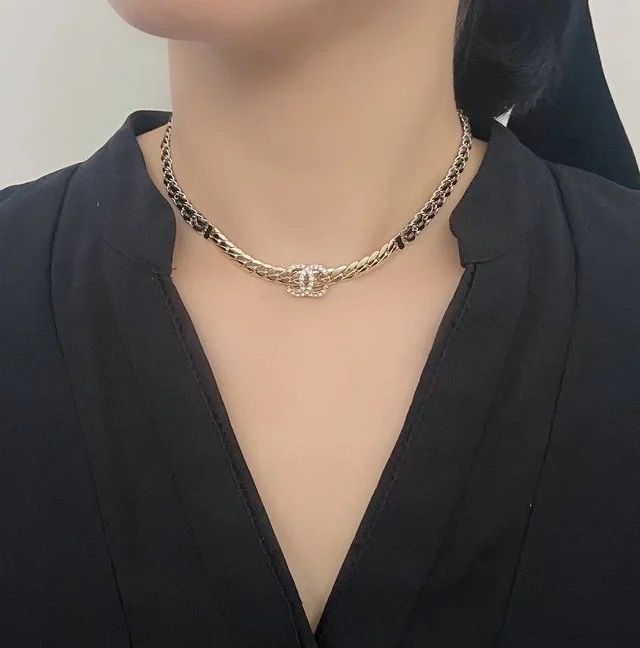  𝑪𝒉𝒂𝒏𝒆𝒍 爆款羊皮项链，
双层的设计搭配经典双C的链条组合巨可爱✨
佩戴上身贵气又精致 白富美日常