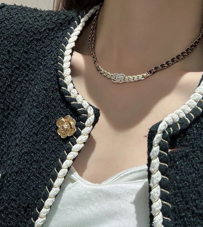  𝑪𝒉𝒂𝒏𝒆𝒍 爆款羊皮项链，
双层的设计搭配经典双C的链条组合巨可爱✨
佩戴上身贵气又精致 白富美日常